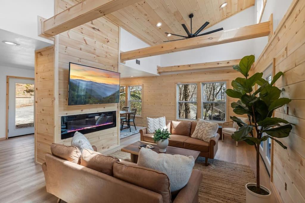 New! Modern Cabin With Two Decks, Bar & Game Room! Gatlinburg Esterno foto